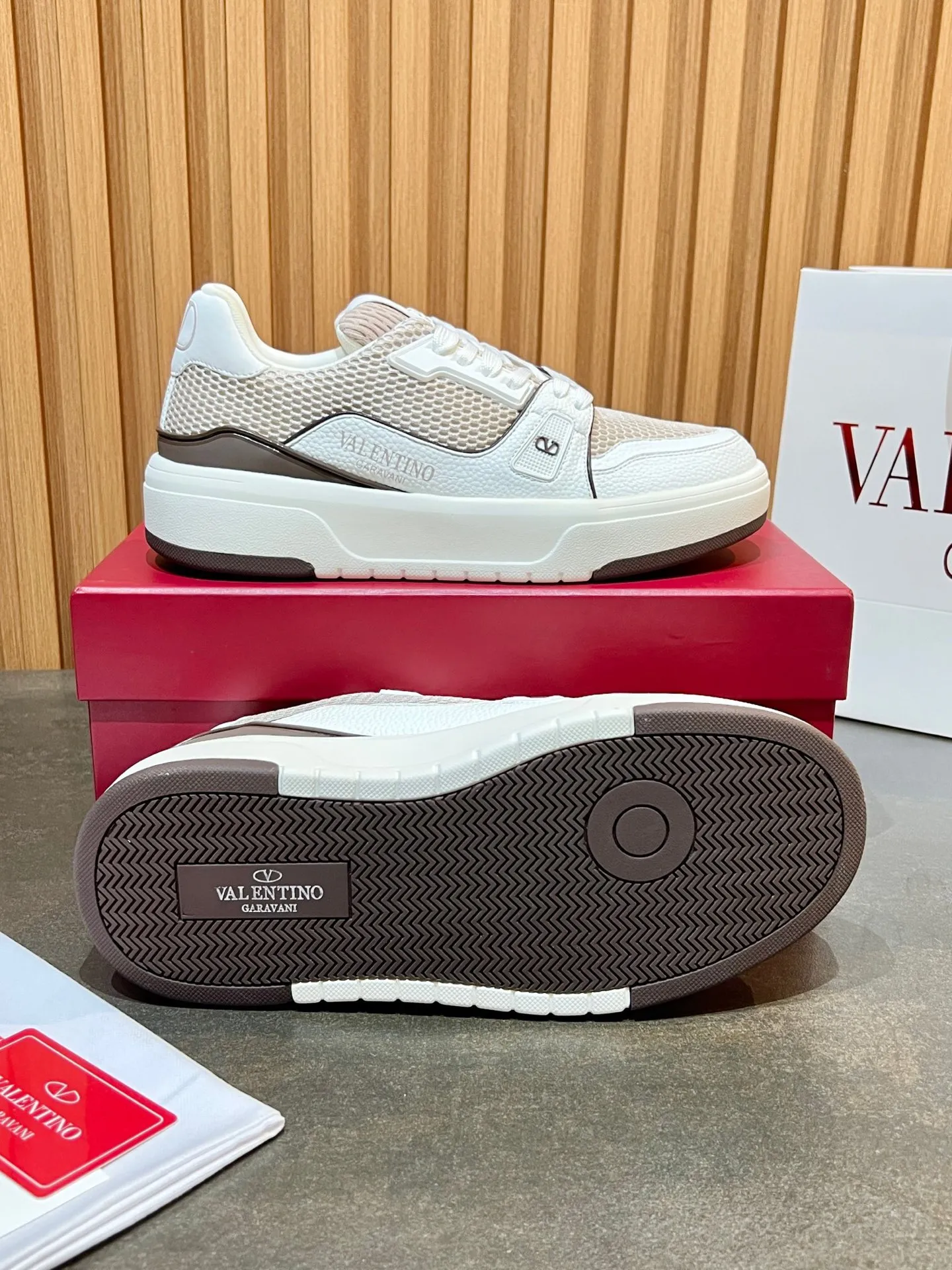 Men's men's shoes 💰640 VLNT Valentino 𝑶𝒏𝒆𝑺𝒕𝒖𝒅 Couple's sneakers series Valentino 2025 latest couple's sneakers, same style for celebrities, hot sale. Original ZP purchase and dismantling. Repeated pattern making and modification. Trying to restore 1:1 original version! Top luxury masterpiece, soft and comfortable, breathable and light, combines fashion and leisure, brings excellent and elegant texture and excellent on-foot comfort. Top purchasing version upper: imported high-end breathable mesh/original oil edge craftsmanship. Inner: imported mesh. Outsole: original development 𝐓𝐏𝐔 two-color combination outsole. Packaging: original configuration complete package. Code number: 35/44 (customized 45 46). Can be customized (self-labeled - no label) order.